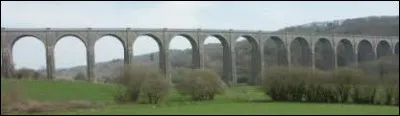 Le viaduc de Daoulas, construit en 1867, long de 357 m et d'une hauteur de 37 m, permet de franchir la Mignonne, petit fleuve côtier : sur quelle ligne se situe-t-il ?