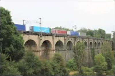Le viaduc de Saulon ou viaduc de Torcenay, construit en 1857, avec 15 arches pour une longueur de 220 mètres et une hauteur de 30 mètres, est emprunté par des lignes allant à Mulhouse ou à Nancy : près de quel noeud ferroviaire se trouve-t-il ?