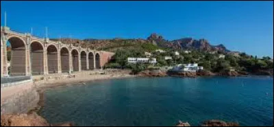 Le viaduc d'Anthéor, construit en 1862, comporte 9 arches pour 173 mètres de long et une hauteur de 25 mètres ; quel massif montagneux borde-t-il ?