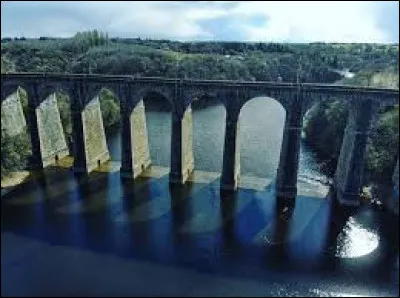 Le viaduc de La Méaugon, construit entre 1860 et 1862, long de 228 m et haut de 58, permet à la ligne qui va vers Guingamp et Brest de franchir la vallée du Gouët : près de quelle ville bretonne se trouve-t-il ?