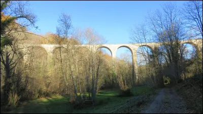 Le viaduc de Vernajoul, construit en 1902, long de 230 m pour 14 arches et haut de 35 m, était destiné à la ligne de Foix à Saint-Girons : dans quel département se trouve-t-il ?