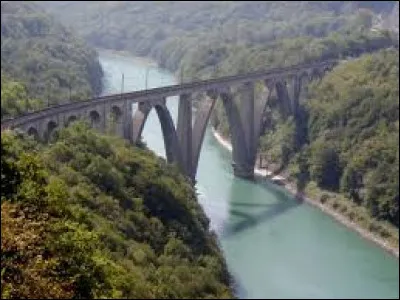 Le viaduc de Longeray est long de 290 m et haut de 69 m ; quel cours d'eau franchit-il ici au défilé de l'Écluse ?