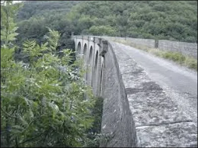 Le viaduc de Valcroze, construit en 1894 à Alzon, dans la vallée de la Vis, compte 7 arches pour une longueur de 175 mètres : sur quelle ligne aujourd'hui désaffectée se trouvait-il ?