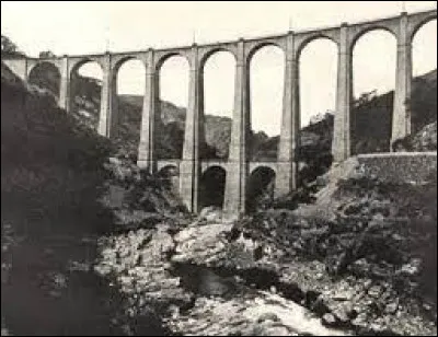 Le viaduc de l'Altier, ou viaduc de Villefort, est un ouvrage de 11 arches haut de 73 mètres, permettant de franchir la vallée de l'Altier, maintenant en partie immergée depuis 1965 : dans quelle région montagneuse se trouve-t-il ?