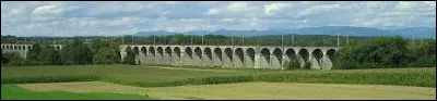 Le viaduc de Dannemarie, construit entre 1855 et 1858, mesure 493 m de long pour 43 arches et 18 de haut. Sur quelle ligne se trouve-t-il ?