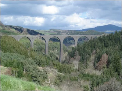 Le viaduc de la Recoumène, construit en basalte de 1921 à 1925, long de 270 mètres pour 8 arches, n'a jamais vu passer de train : pour quelle ligne jamais été mise en service était-il prévu ?