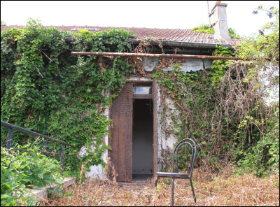Une vieille maison abandonnée se dresse au bout de votre rue. Que faites-vous ?