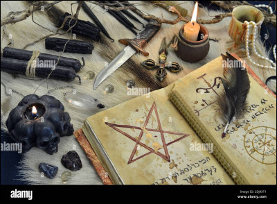 Vous trouvez un vieux grimoire poussiéreux contenant des sorts oubliés. Que faites-vous ?