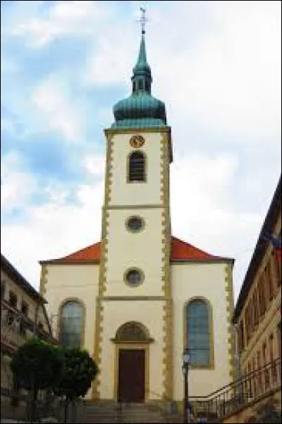 Voici l'église Saint-Wendelin, à Diebling. Commune de Lorraine, dans l'aire d'attraction Sarregueminoise, elle se situe dans le département ...