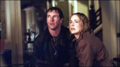 Quelle actrice donne la réplique à Dennis Quaid et Kristen Stewart dans le film "La Gorge du diable", sorti en 2003 ?