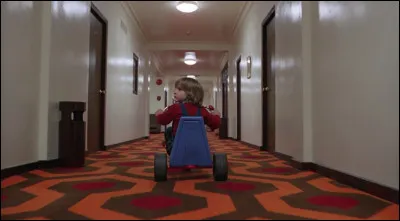 Dans quel film peut-on voir cette scène se déroulant dans le couloir d'un hôtel ?