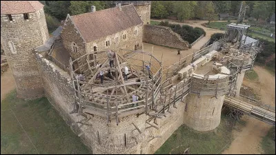 Où se situe le château de Guédelon ?