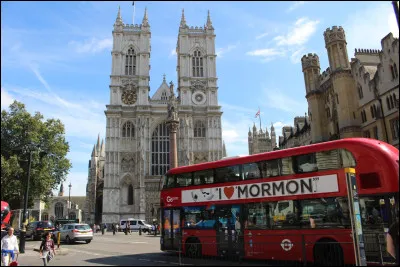 Je suis populaire pour mes bus rouges et mon thé. Je suis anglais mais aussi écossais, gallois et irlandais. Ma reine est décédée en 2023. Son fils a pris la relève.