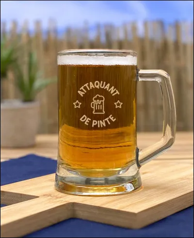 Je suis populaire pour ma bière blonde délicieuse. Jétais un empire en 1939, et jusquen 1945. Mon symbole était la croix gammée.