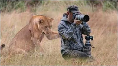 Mon premier invente, mon second est à moi, mon troisième est au bout d'une canne à pêche, trouvez mon tout et vous brûlerez !