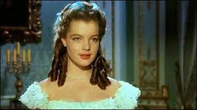 Dans le film "Les jeunes années d'une reine", sorti en 1954, Romy Schneider tient son premier rôle important : quelle reine y incarne-t-elle ?