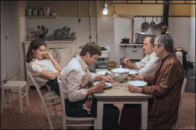 "Une jeune fille qui va bien", sorti en 2021, est le premier film d'une actrice réalisatrice : de qui s'agit-il ?