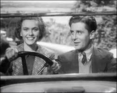 "Jeune et Innocent" est un film de 1937 dans lequel un jeune écrivain est soupçonné d'être le meurtrier de son ancienne petite amie et actrice dont il a découvert le corps. Quel cinéaste en est le réalisateur ?