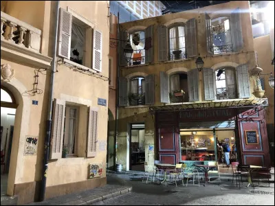 Quelle est la célèbre place où tous les habitants se rejoignent pour prendre un verre ou manger ?