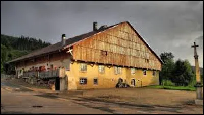 Si vous voulez voir cette ferme comtoise, direction Fournets-Luisans. Village de l'arrondissement de Pontarlier, il se situe dans le département ...