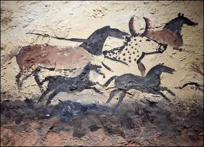 Où ont été découvertes les célèbres peintures rupestres de Lascaux ?