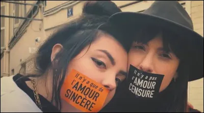 C'est elle qui compose ses chansons.