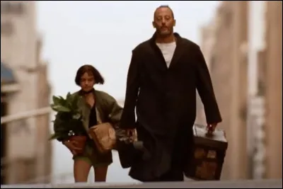 Dans le film "Léon", qui est l'actrice incarnant le rôle de Mathilda, l'adolescente hébergée par Léon (Jean Reno) ?