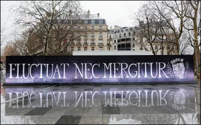 Quelle ville a pour devise "fluctuat nec mergitur" : "elle flotte mais ne coule pas" ?