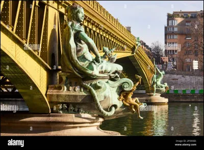 À quel poète doit-on le vers "Sous le pont Mirabeau coule la Seine" ?