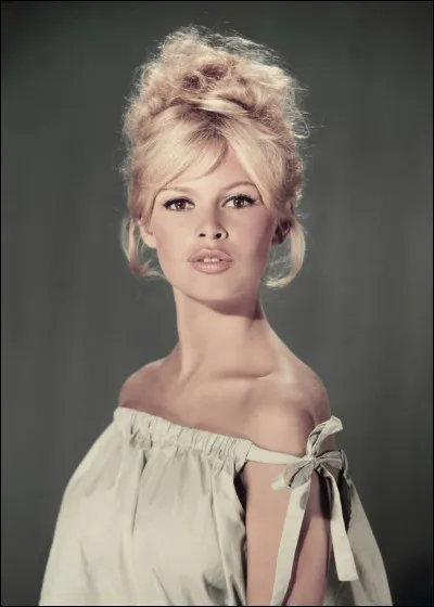 Brigitte Bardot livre dans ''La Vérité'', de Clouzot, une incroyable prestation dont elle dira : "S'il doit rester une seule trace de mon passage sur les écrans, je souhaite que ce soit dans ce film où, pendant et après, j'ai conscience d'avoir été une vraie comédienne."
Qui tient le principal rôle masculin ?