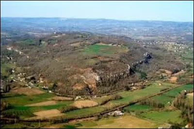 Région rebelle, elle fut le refuge des derniers défenseurs de l'indépendance gauloise. 
Citez le nom du site pour lequel les défenseurs firent face à César.