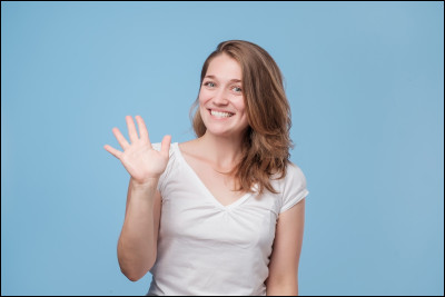 Tu retrouves tes deux meilleurs potes devant le collège. Comment les salues-tu ?