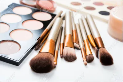 Avec quels outils de maquillage te maquilles-tu ?