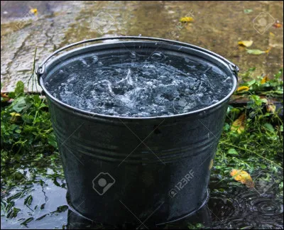 Elle porte un __ très lourd jusqu'à chez elle.