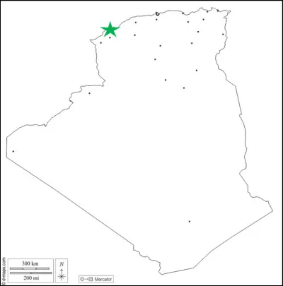 Traversons le canal de Suez pour nous intéresser aux pays francophones d'Afrique du Nord. 
Quelle ville algérienne est désignée par l'étoile verte ?
