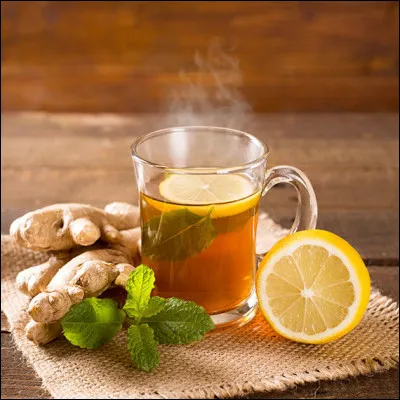 Le grog est une boisson faite de rhum mélangé à quoi ?