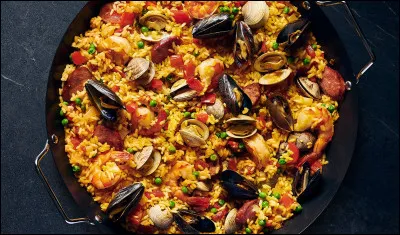 Quel est le plat traditionnel espagnol à base de riz, souvent préparé avec du safran et des fruits de mer ?