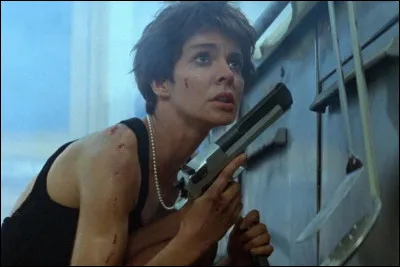 Dans quel film Anne Parillaud incarne-t-elle une jeune braqueuse toxicomane qui devient membre des services secrets français ?