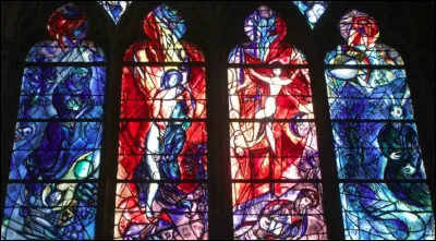 Quel peintre a réalisé certains vitraux des cathédrales de Metz et de Reims ?