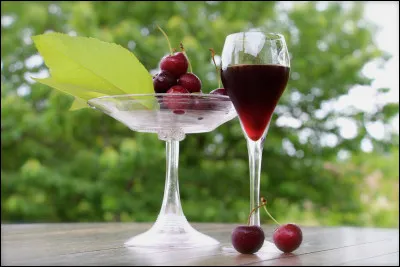 Quel est cet apéritif fabriqué à base de feuilles de cerisier, de cerises acidulées, de vodka ou de kirsch et de vin rouge  ?