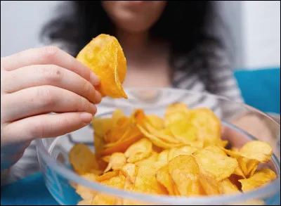 Situation : ton père et toi êtes sur le canapé. Il déteste le bruit de mastication. Toi, tu manges des chips mais comment est-ce que tu les manges ?