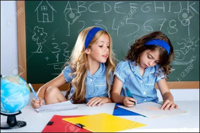 Situation : tu te fais prendre avec ton ami en train de tricher à un examen. La professeur vous demande ce qui se passe. Que dis-tu ?