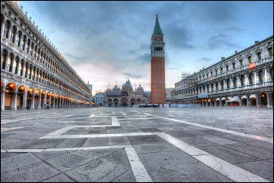 Quelle ville est surnommée ''la cité des Doges'' ?