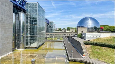 Quel est le nom de cette ''cité" implantée au cur du parc de la Villette à Paris ?