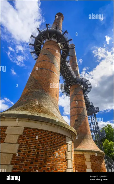 Créée il y a plus de 200 ans la manufacture de Châtellerault (MACC) dans la Vienne vous propose un point de vue haut perché de la ville entre ses deux cheminées. 
Qu'y fabriquait-on à l'époque ?