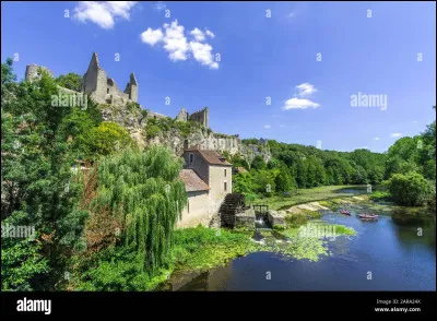 Ce village de la Vienne proche de l'Indre possède de magnifiques bas-reliefs préhistoriques dans un abris sous roche et les ruines d'un château fort avec un point de vue remarquable. Quel est-il ?