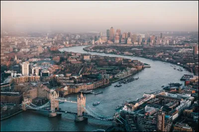 Quel est le nom du fleuve qui traverse Londres ?