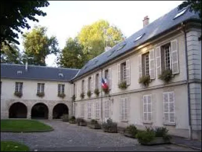 Village francilienne, dans l'arrondissement de Saint-Germain-en-Laye, L'Étang-la-Ville se situe dans le département ...