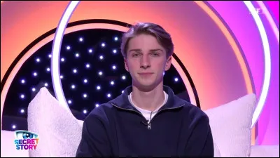 Qui a menti aux autres habitants en disant être en couple avec Maxime ?