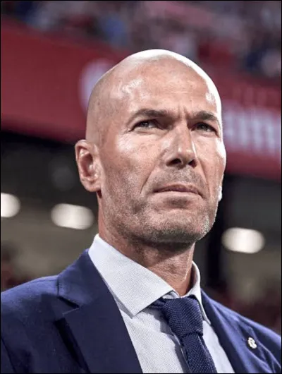 Qui est cet ancien joueur de foot ?